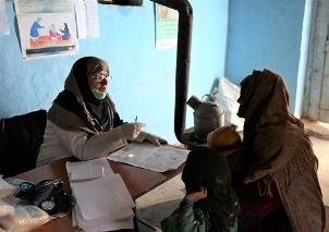 Midwife Kawkaba sees a patient at the Pul-e-Company IDP camp