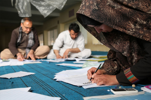 On Thursday, after three days, the vaccinators took a break and collected numbers on how many children had not been home or had missed vaccinations for other reasons. Detailed plans were drawn and maps created showing each team which houses still needed to be revisited on the last day.