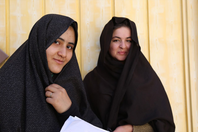 One of Ahmad Rashid’s teams, vaccinators Sumaya Hakimi (left) and Sohaila Hamidi (right), started working at eight in the morning. From their maps they could see that they had missed 36 children during the week. By 11 am, they had already found 30 of the children at home and had vaccinated them.