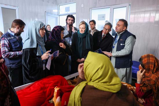 Engaging with patients undergoing treatment and rehabilitation in the women’s ward and hearing firsthand about their challenges and progress, 7 Dec 2024. Photo: WHO Afghanistan