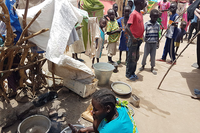 The arrival of refugees from cholera-affected areas in South Sudan also increases the threat of importation of the disease into Sudan, placing both refugees and host communities at risk. Once they arrive to Sudan, the refugees face overcrowding and lack of safe water and sanitation services, especially in camps and overcrowded host communities. These conditions increase the risk of waterborne diseases among refugees. Suspected cases of acute watery diarrhoea have been reported in refugee camps in White Nile state, where more than 50 000 refugees are currently hosted.