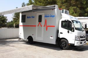 Royal Medical Services receives 2 mobile clinics with support from Kuwait