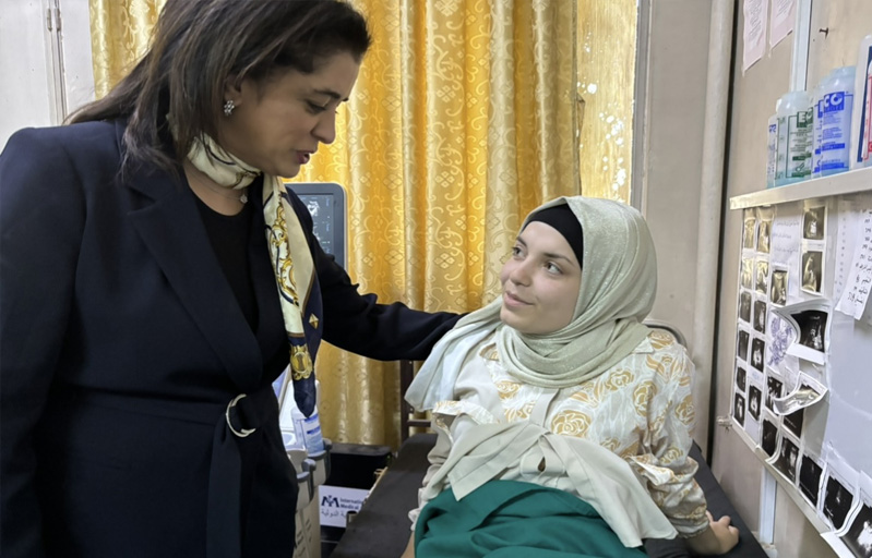 WHO Regional Director Dr Hanan Balkhy meeting with patient during her visit to Hama National hospital, Syria.