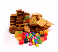 L’image nous montre une pile de biscuits et de friandises