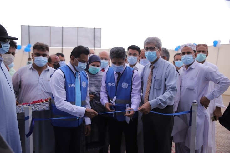 Dr Ahmed Al Mandhari, WHO Regional Director, and Dr Palitha Mahipala, WHO Representative in Pakistan, open WHO-supported, refurbished EPI centre