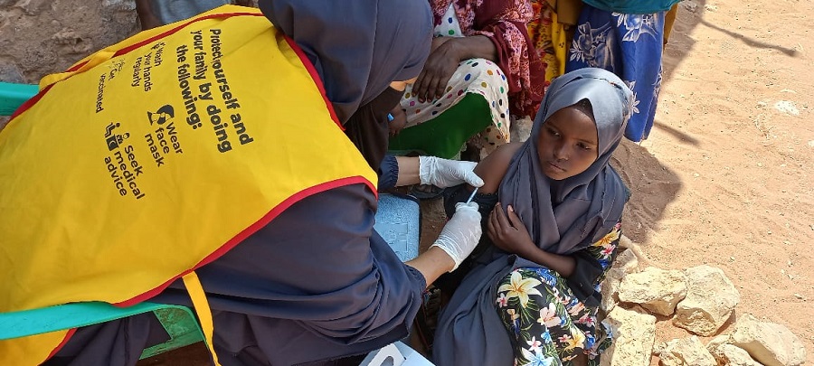 Female-vaccinator-in-the-field