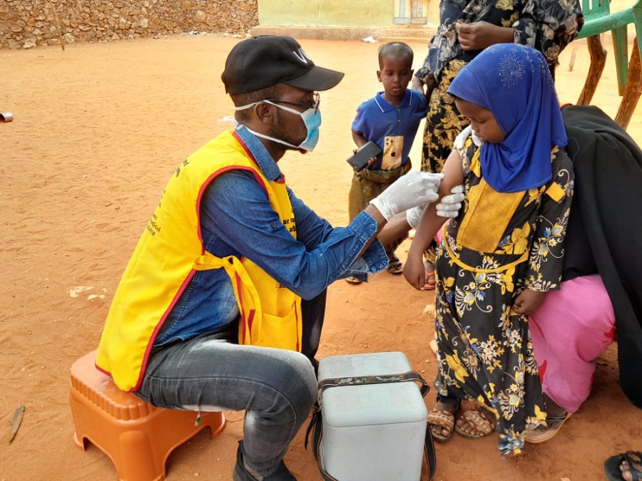 Male-vaccinator-in-the-field