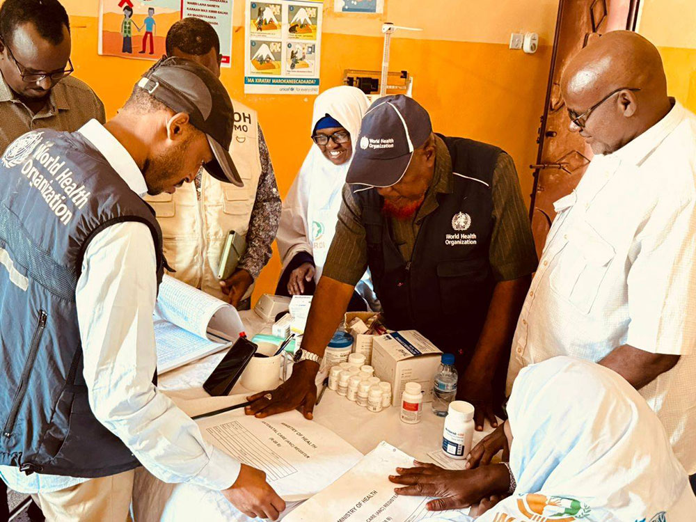 WHO and Ministry of Health personnel check for IDSR priority conditions during a joint support supervision visit to a health centre in Beledweyne district, Hirshabelle state, Somalia. Photo credit: WHO/WHO Somalia