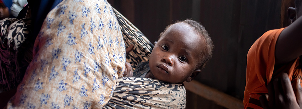 La photo nous montre un enfant en attente de recevoir des vaccins lors d'une campagne intégrée à Mogadiscio en 2022