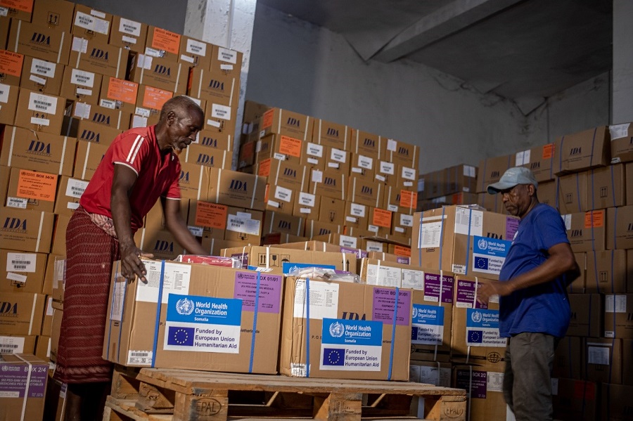 supplies-workers-somalia