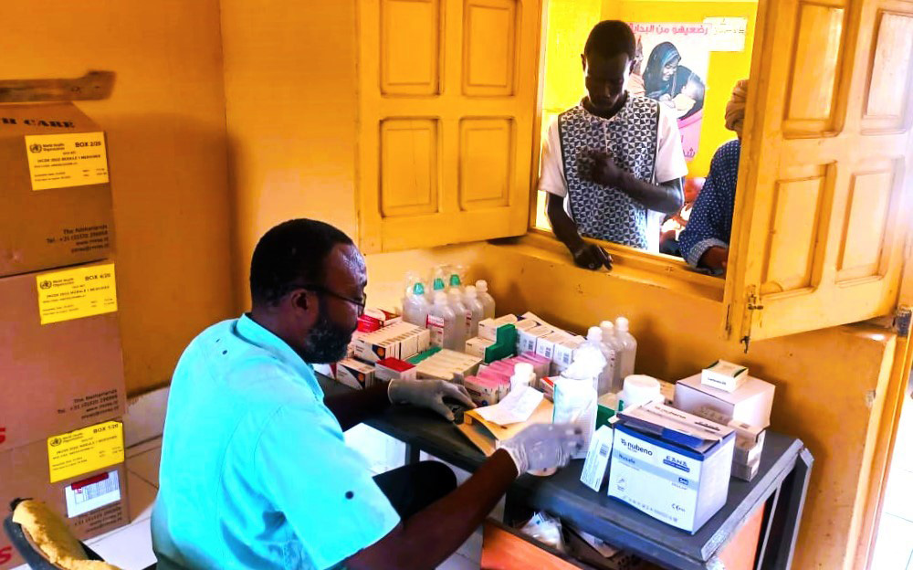 Photo caption: Patients line up for pharmaceutical services at a WHO-supported PHC in River Nile State Photo credit: WHO/WHO Sudan