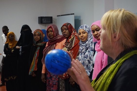 Trainer Dr. Stella van Beers (r) in an ice-breaking exercise with participants (Photo: Linda Oskam/DATOS).