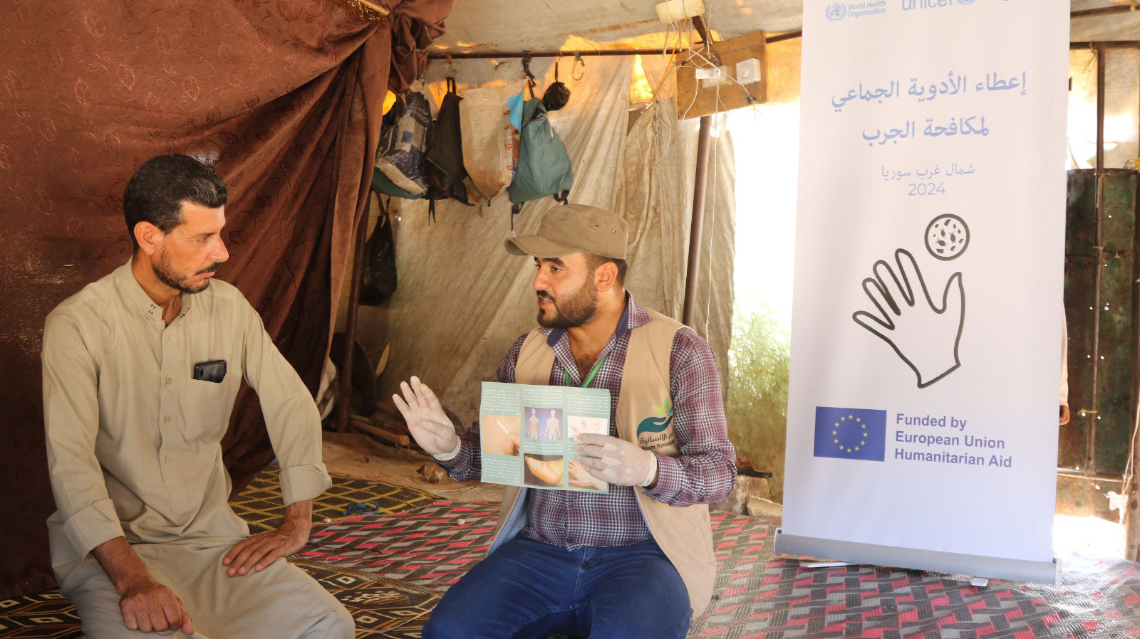 Community health workers raise awareness among families living in camps on how to treat and prevent scabies. Photo credit: © Al-Sham Humanitarian Foundation 