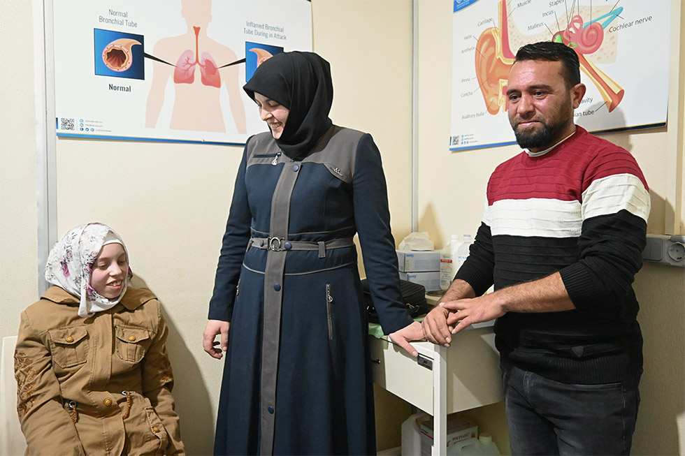 Layal Sheikh, with her mother Azab and father Abdullah, at the Bab al Salama Surgical Hospital. Photo credit: WHO/Mrinalini Santhanam