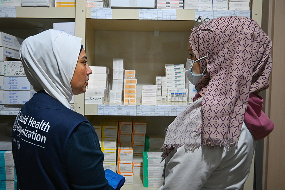 WHO monitors the distribution of antibiotics and advocates for responsible use while in discussion with the pharmacist at the Bab al Salama Surgical Hospital. Photo credit: WHO/Mrinalini Santhanam