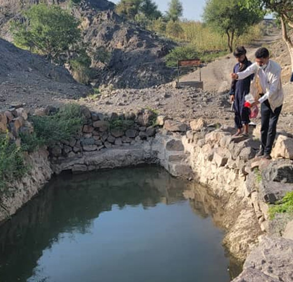 Management of a mosquito breeding site using an insect growth regulator in Tehama region. Photo credit: National Malaria Control Programme