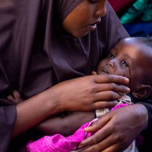 Drought-survivors arrive at internally displaced person camps to 